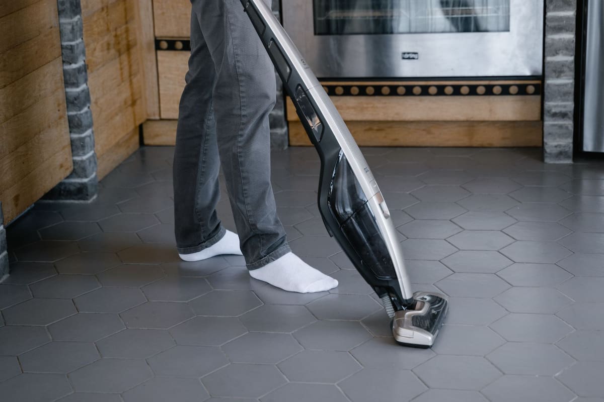 La empresa explica que identificó casos poco frecuentes de sobrecalentamiento y deformación de la batería durante el uso. | Foto: Pexels