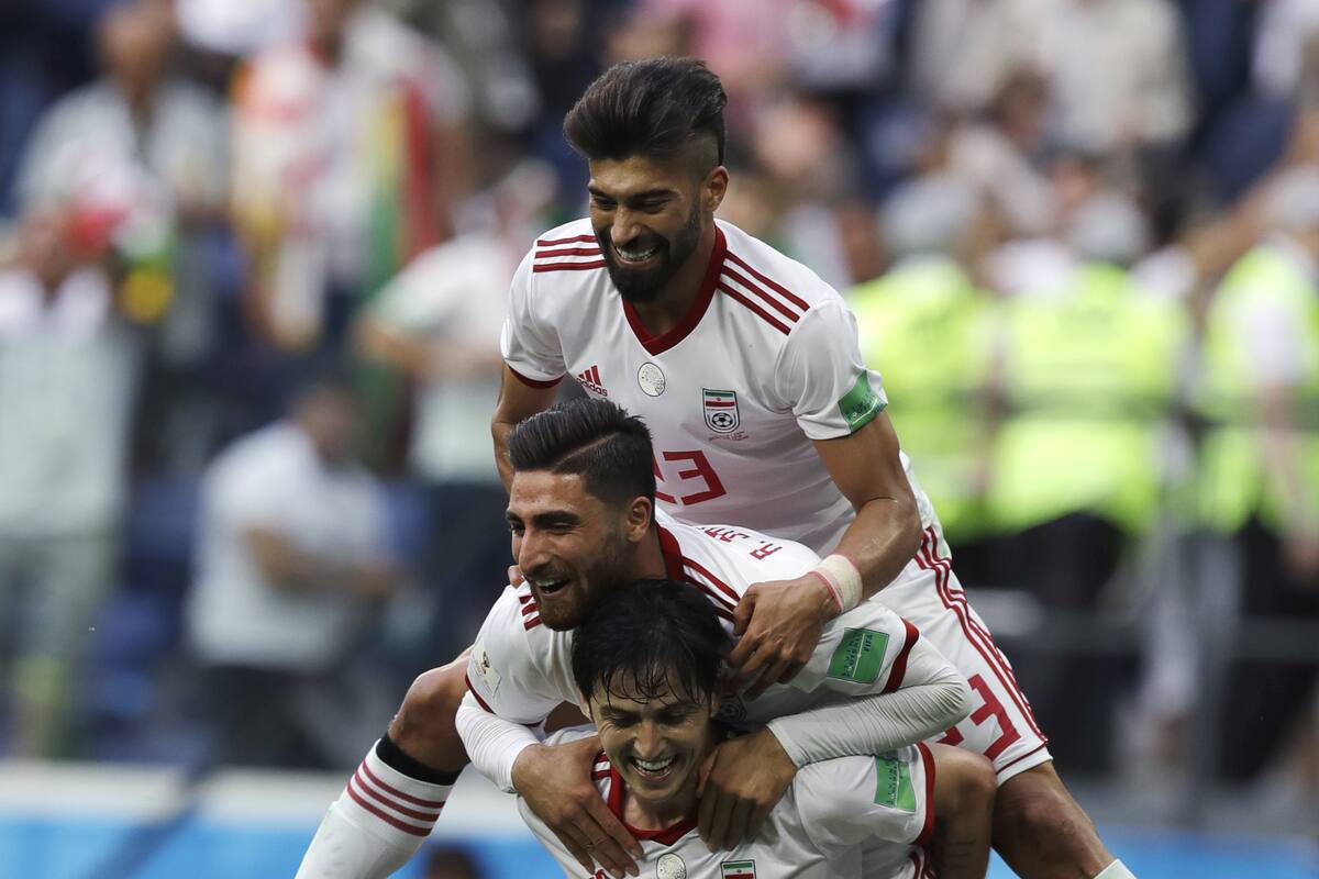 Un futbolista iraní fue sancionado por abrazar a una aficionada