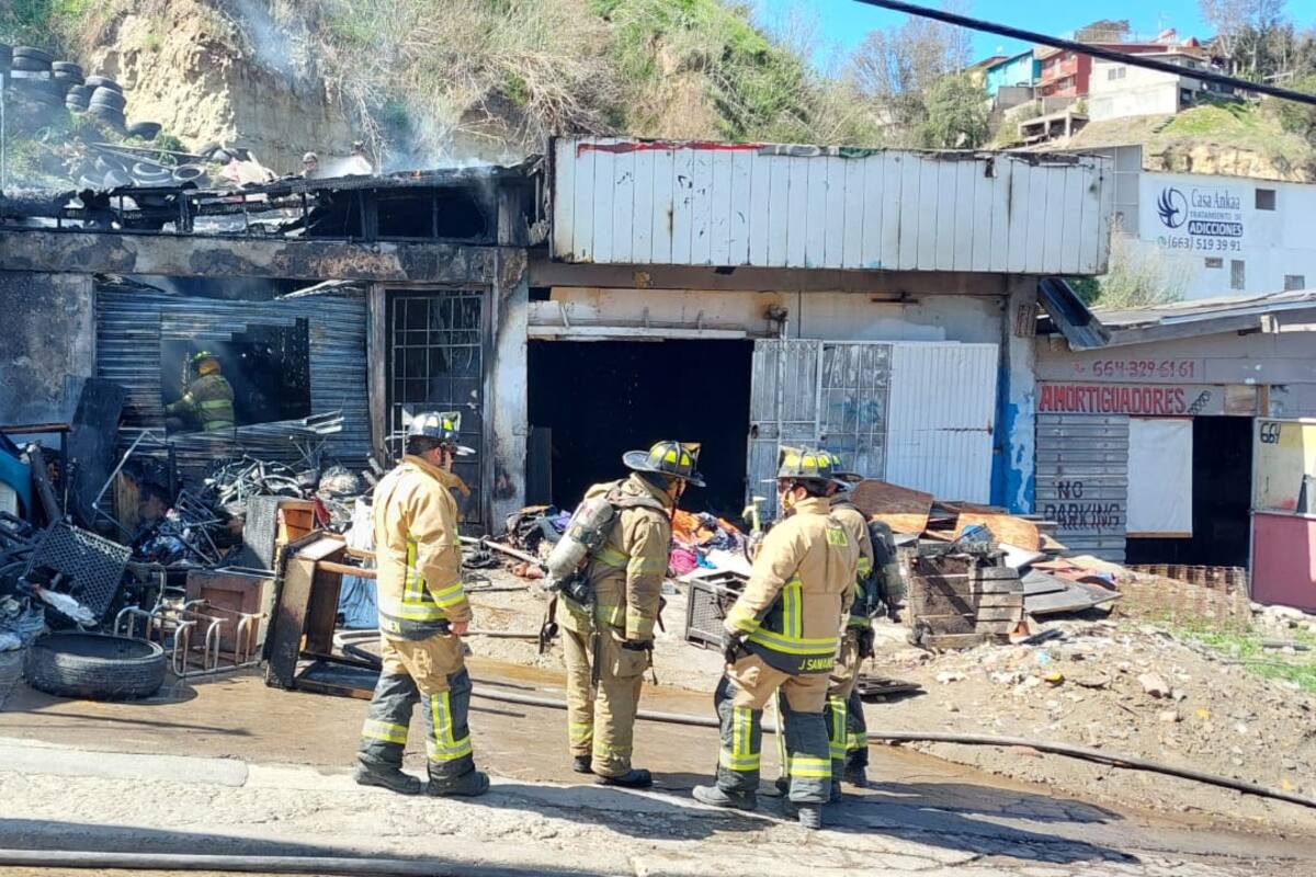 Bomberos sofocan incendio en local abandonado colonia Montes Olímpicos