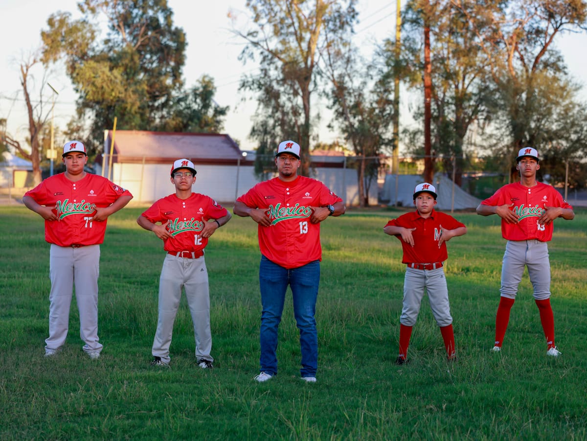 Los cachanillas Iker Bernal, Mateo Covarrubias, Rigoberto Juárez y Junior Hernández, junto con el manager Víctor Briseño, integrarán la selección mexicana que participará en la Copa del Caribe 2026, en Colombia. FOTO: Juan J. Morales