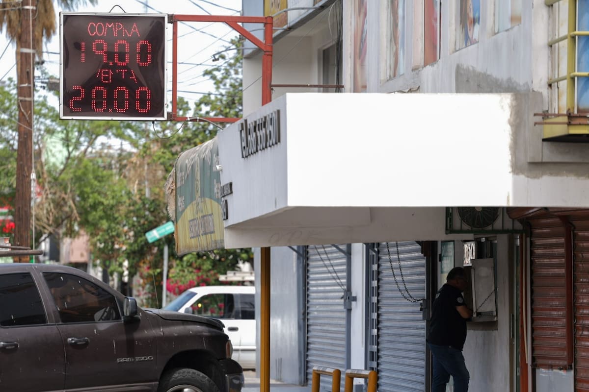 Venta del dólar se mantiene debajo de los 17.50 pesos