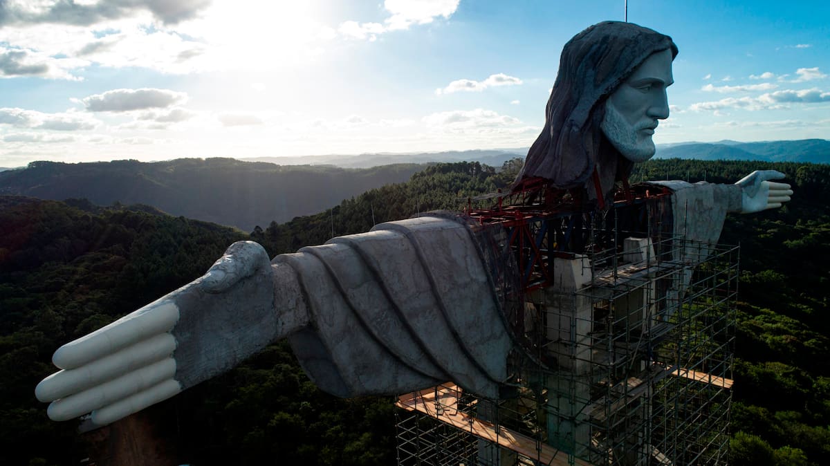 Fotografía aérea tomada con un dron que muestra la construcción del Cristo Protector, el 12 de abril de 2021 en Encantado, Río Grande del Sur (Brasil). EFE/Daniel Marenco