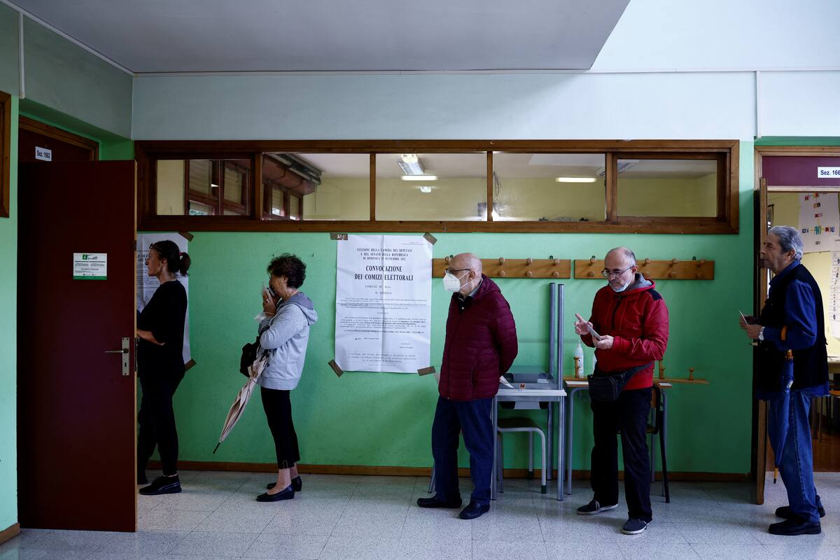 La gente hace cola para votar en un colegio electoral durante las elecciones anticipadas, en Roma, Italia, el 25 de septiembre de 2022. REUTERS/Yara Nardi