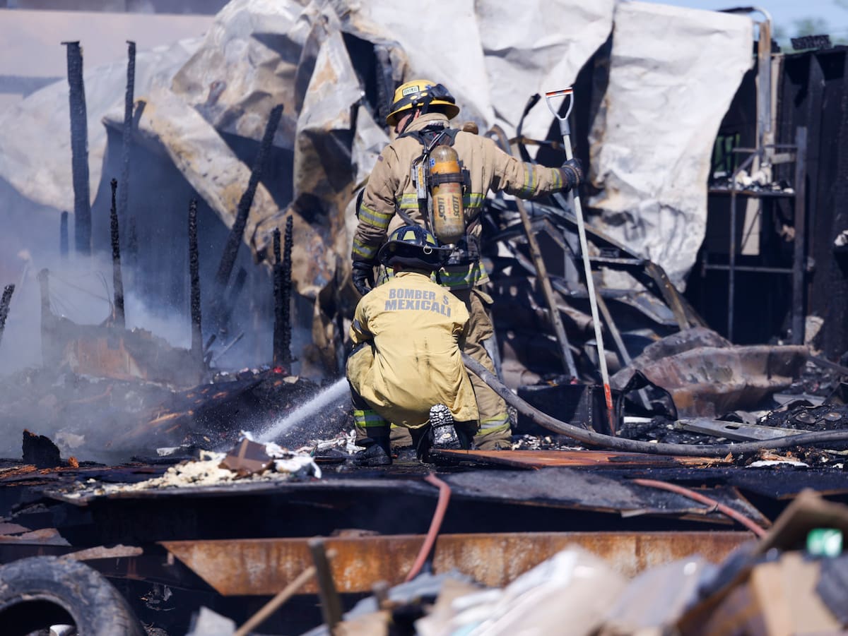 Bomberos sofocaron el incendio de una casa rodante en un predio abandonado de la colonia Guajardo. No se reportaron personas lesionadas. Foto: Juan J. Morales.
