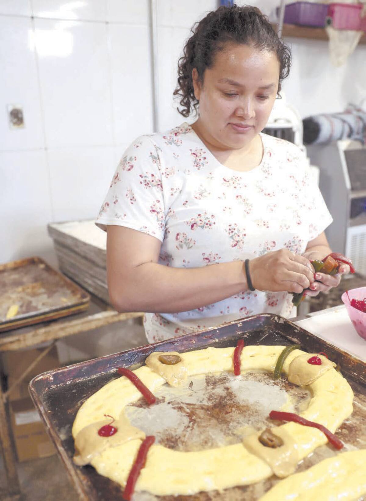 Yasnei Velázquez coloca la decoración a las piezas.