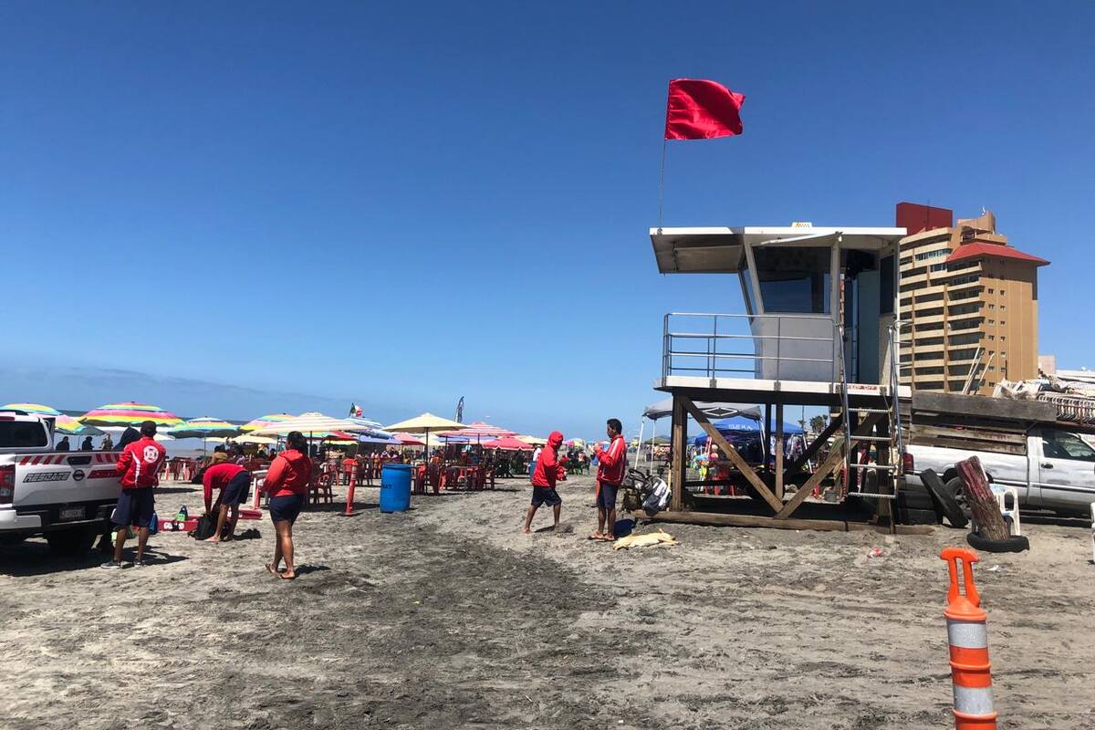 Advierten con bandera roja sobre corrientes peligrosas en playas de Rosarito