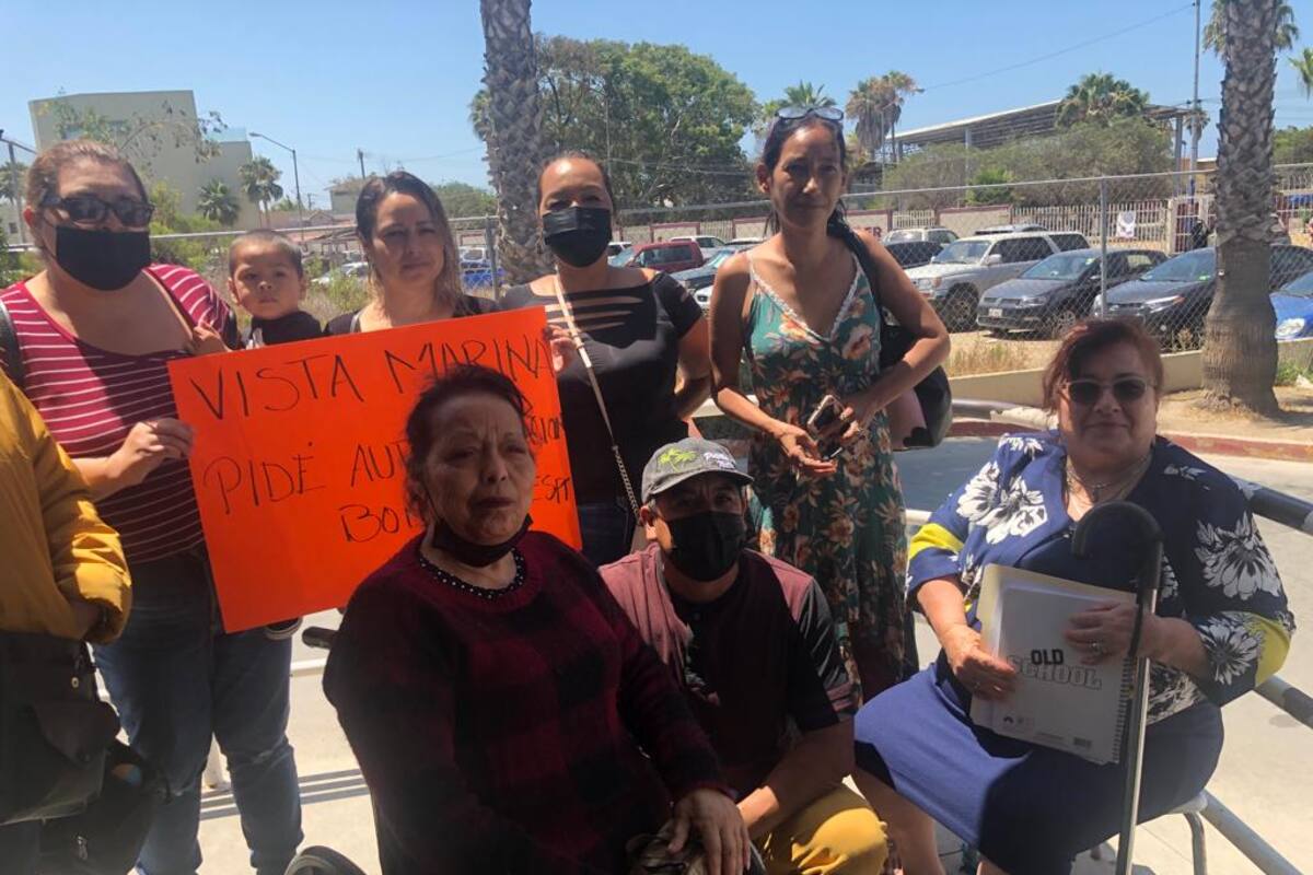 Ante falta de suministro de agua vecinos de Vista Marina se manifiestan en Cespt Rosarito