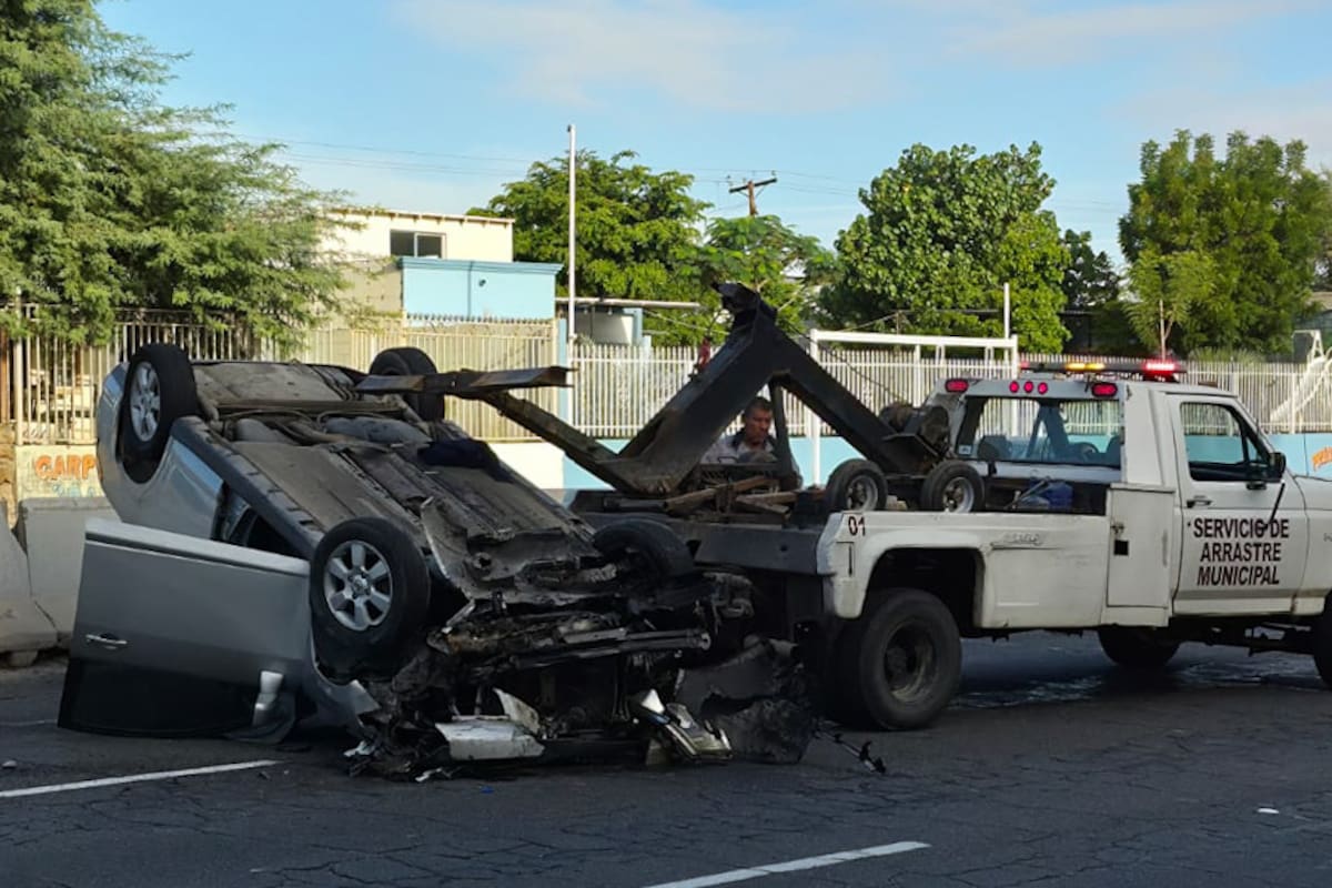 Vuelca joven conductora en el Eje Central de Mexicali; sale ilesa