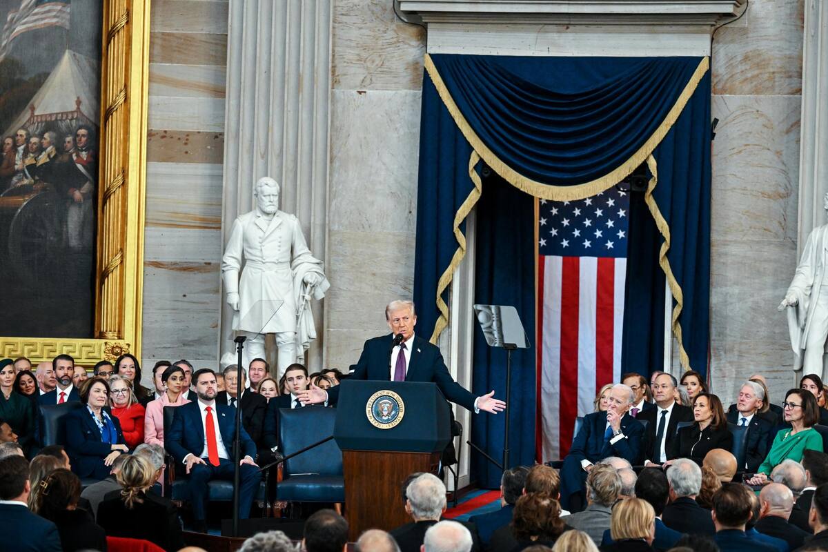Washington, Estados Unidos, 20/01/2025.- El presidente de EU, Donald Trump (i) ofrece discurso por su toma de posesión. | Crédito: EFE/EPA/SHAWN THEW / POOL