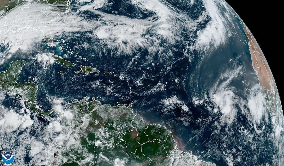Fotografía satelital cedida por la Oficina Nacional de Administración Oceánica y Atmosférica (NOAA) a través del Centro Nacional de Huracanes (NHC) de Estados Unidos donde se observa la tormenta tropical Sean. EFE/ NOAA-NHC /SOLO USO EDITORIAL/SOLO DISPONIBLE PARA ILUSTRAR LA NOTICIA QUE ACOMPAÑA (CRÉDITO OBLIGATORIO)