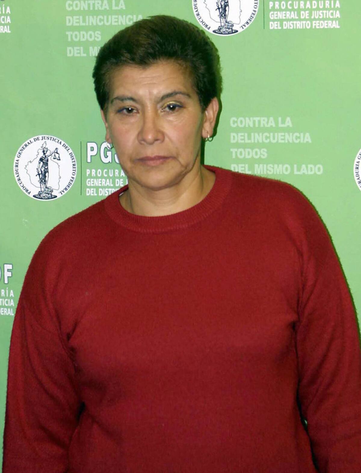 Mexico City, MEXICO: Juana Barraza conocida como "Mata viejitas" es presentada a la prensa en los locales de la Procuraduria General de Justicia en la ciudad de Mexico el 25 de Enero de 2005. Barraza es acusada del asesinato de 10 ancianas en la ciudad de Mexico. AFP PHOTO/David de OLARTE (Photo credit should read DAVID DEOLARTE/AFP via Getty Images)