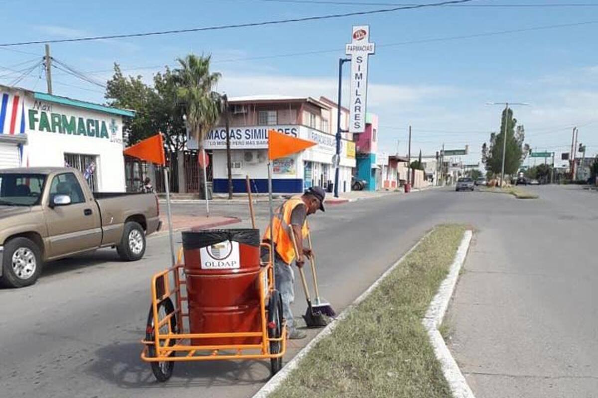 Salen en triciclo a limpiar calles