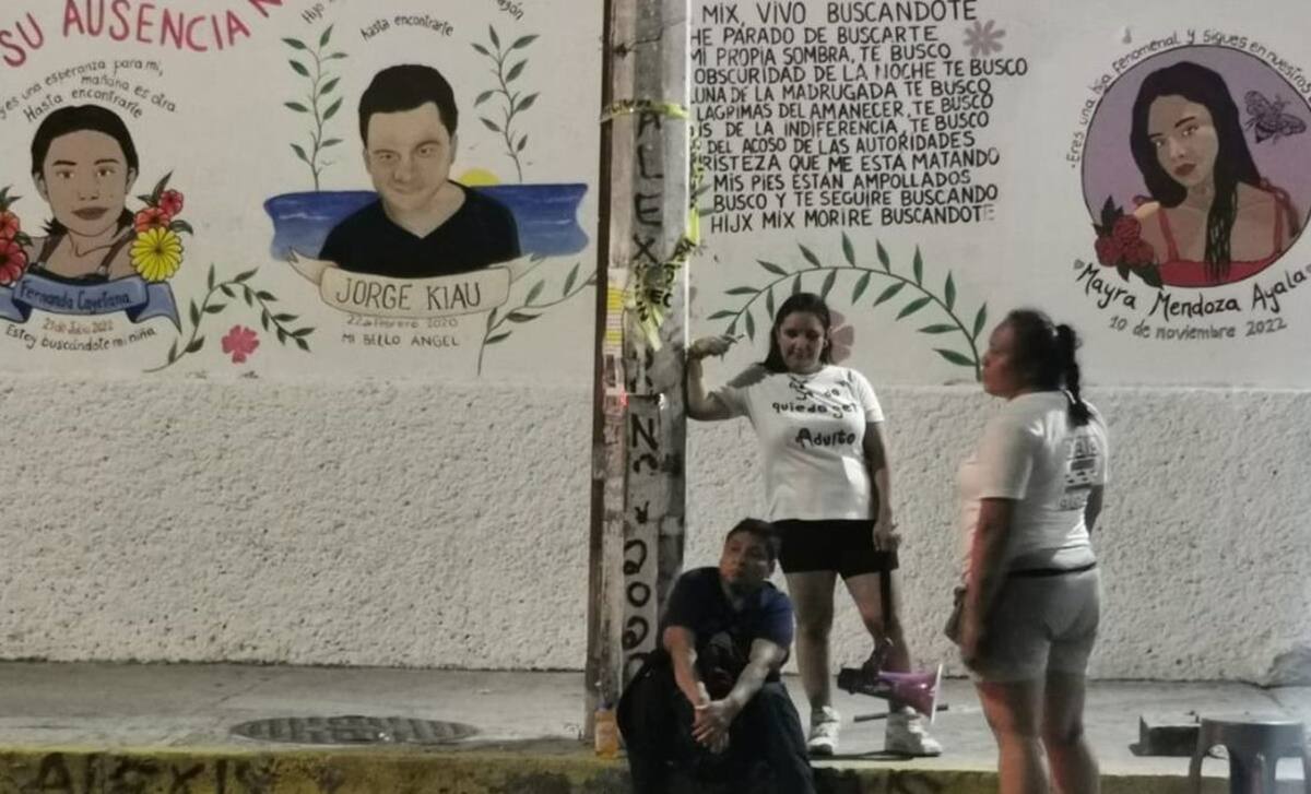 Las madres buscadoras fueron agredidas por una mujer policía mientras pintaban los rostros de sus hijas e hijos desaparecidos en un mural.