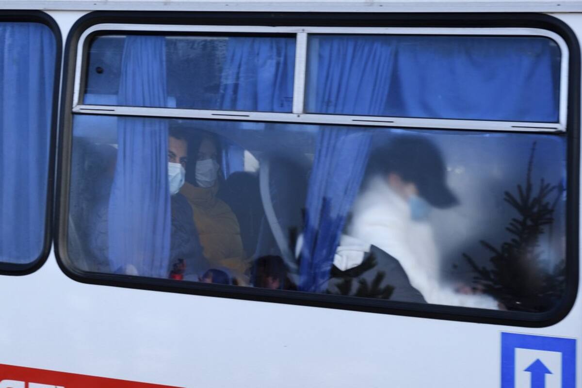 Ucranianos lanzan piedras a evacuados de China por coronavirus