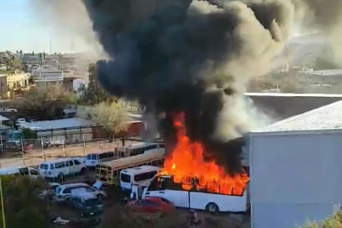 Se incendian autobús y dos vehículos en zona industrial de Nogales