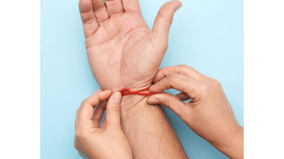 La pulsera la puedes hacer tú mismo con un listó o hilaza de color rojo.