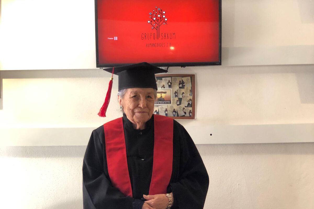 Abuelita se gradúa de Administración de Empresas a sus 93 años