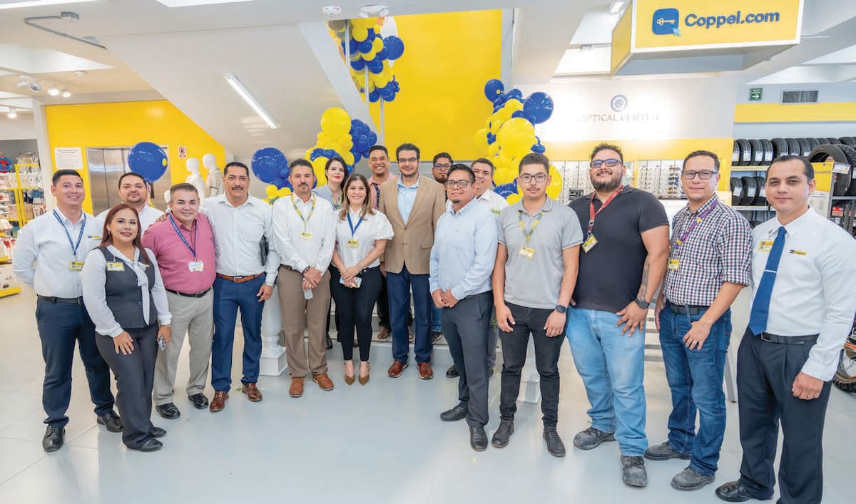 Directivos y empleados fueron parte de la apertura de la tienda Coppel Guaymas Norte.