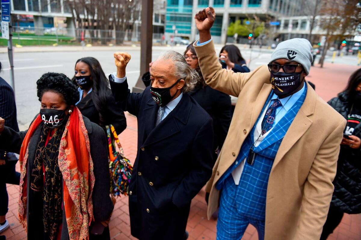 El reverendo Al Sharpton (c) y miembros de la familia de George Floyd caminan hacia el juzgado el primer día de los alegatos finales del juicio por la muerte de Floyd, en Minneapolis, el 19 de abril de 2021. EFE/EPA/CRAIG LASSIG