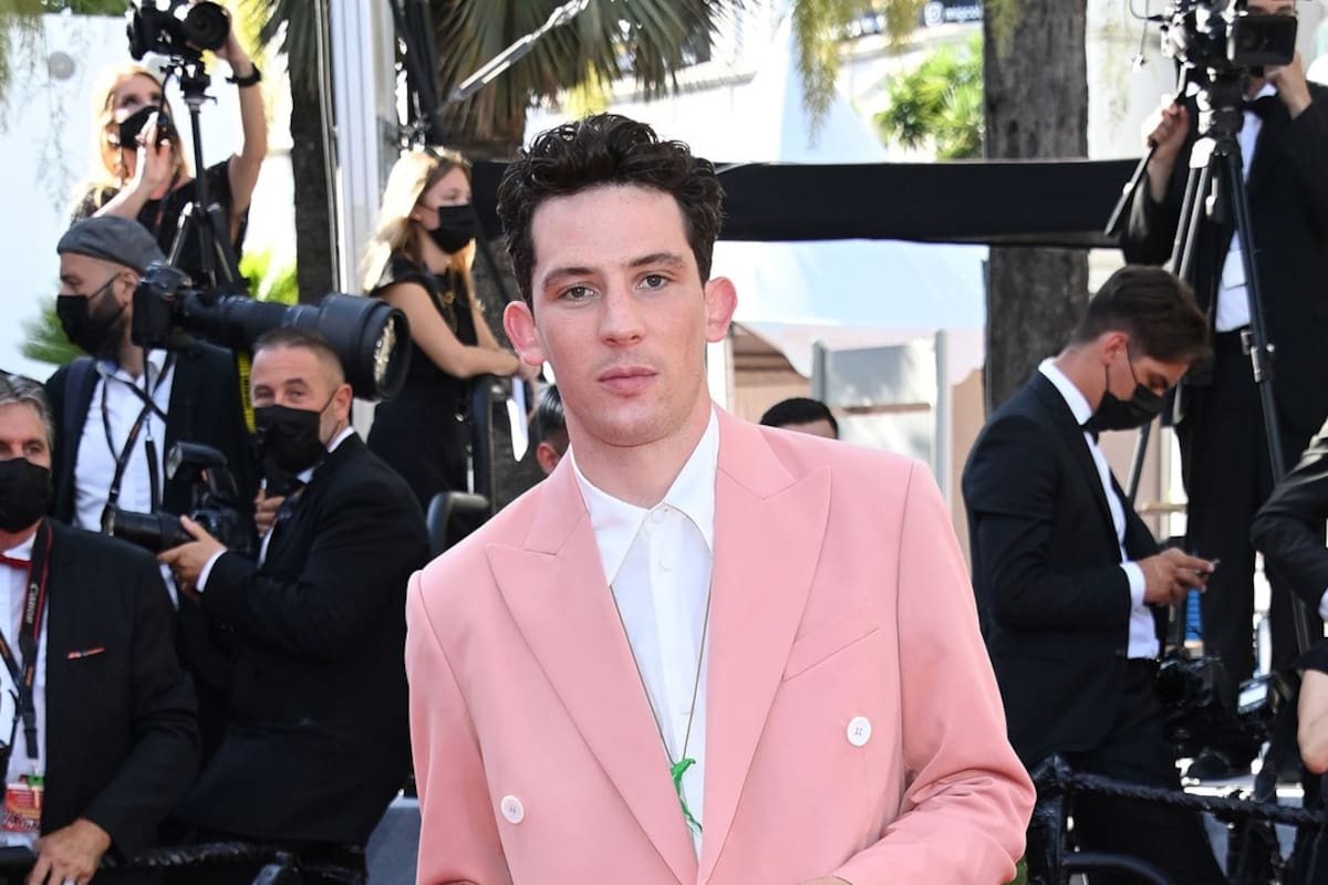 El traje rosa entre los famosos y como portarlo en una pasarela