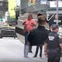 Con un par de cuchillos de cocina, mujer apuñaló a dos personas en Times Square y fue abatida por la policía de Nueva York