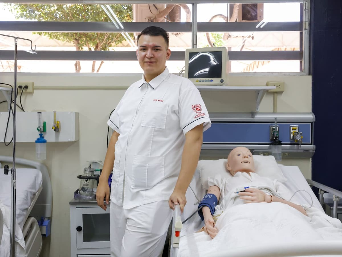 Alvin Alfaro, recientemente egresado de la Universidad 16 de Septiembre, es el segundo en México con discapacidad auditiva en concluir la Licenciatura en enfermería.│Foto: Juan J. Morales