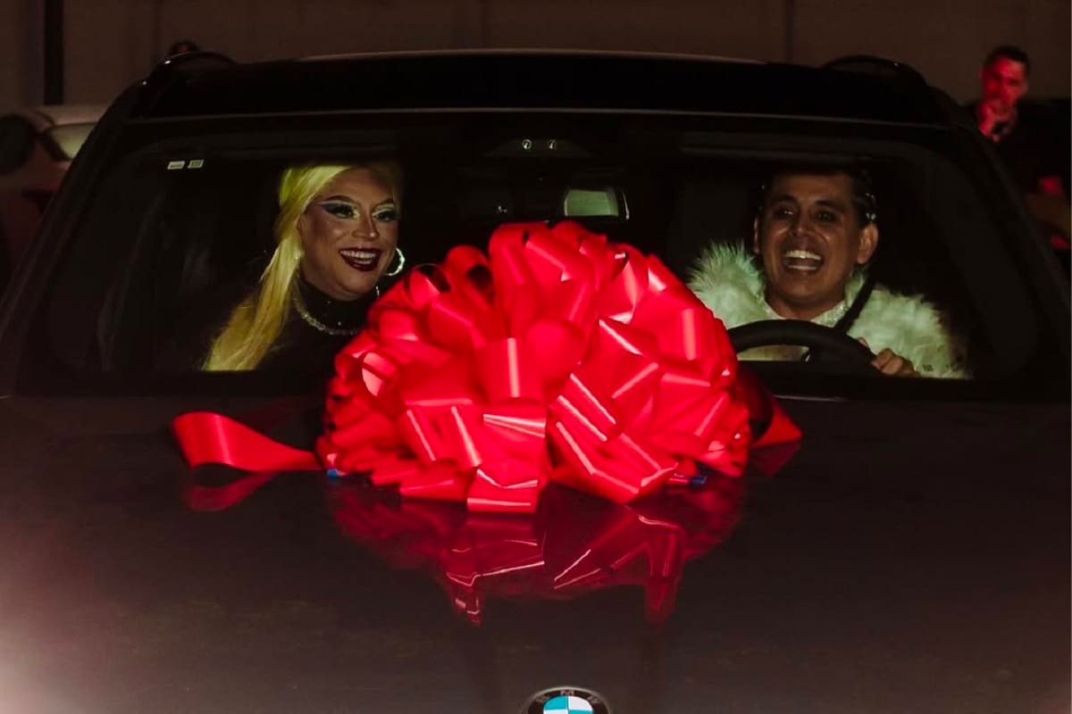 ¡Un autoooo! Eduin Caz muy dadivoso