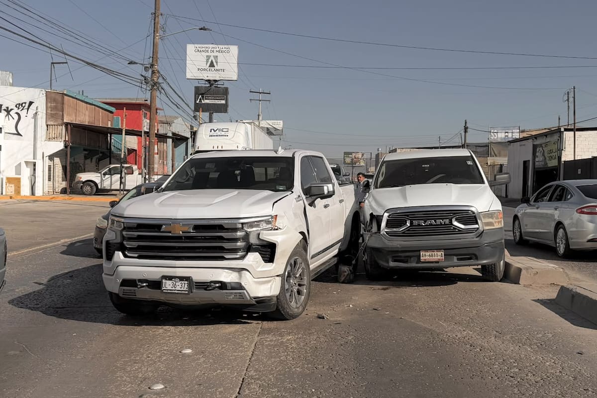 Unidad de la FESC provoca choque múltiple y atropella a peatón en Jardín Dorado