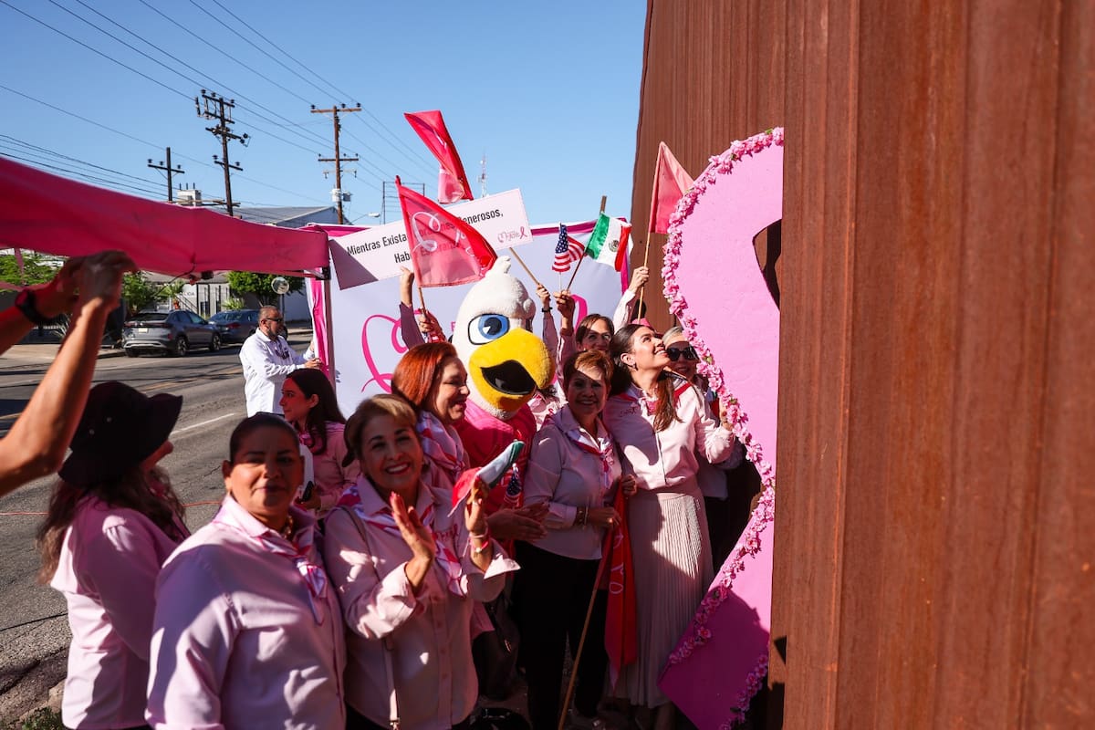 La Fundación Mujeres que Viven y el Consulado de México en Calexico realizaron el Lazo Binacional, una ceremonia enfocada en la solidaridad hacia las pacientes con cáncer de mama.