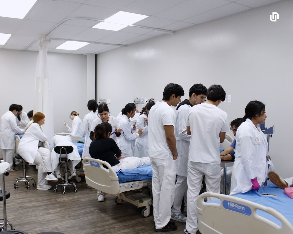 La institución destaca por su modelo educativo centrado en resultados, infraestructura especializada y alto índice de titulación en áreas de la salud. Foto: Cortesía