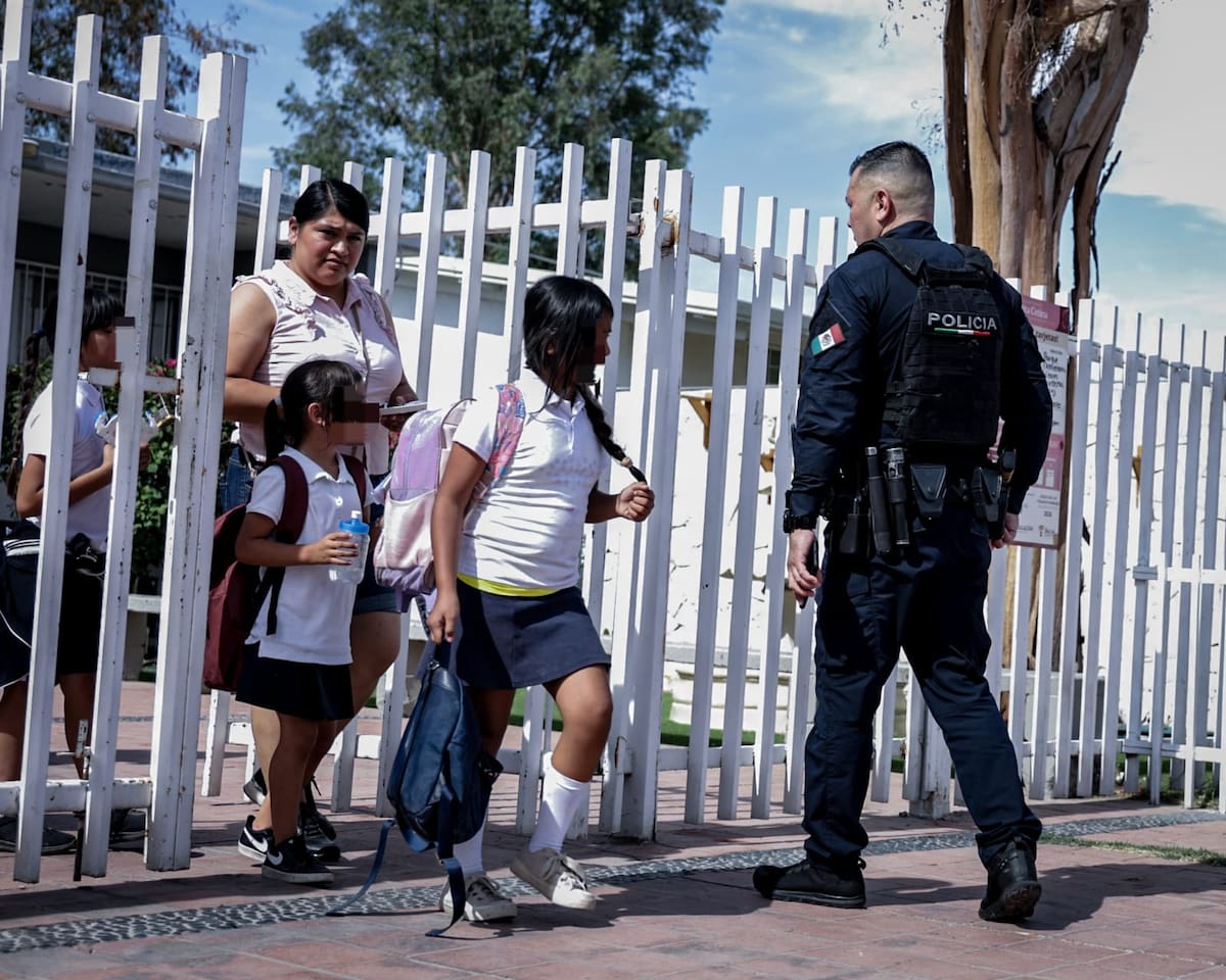 Personal médico atiende a un alumno de la primaria Miguel Alemán luego de presentar afectaciones asociadas a las altas temperaturas registradas en Mexicali durante los primeros días de junio. (FOTO: JAVIER GALLEGOS)