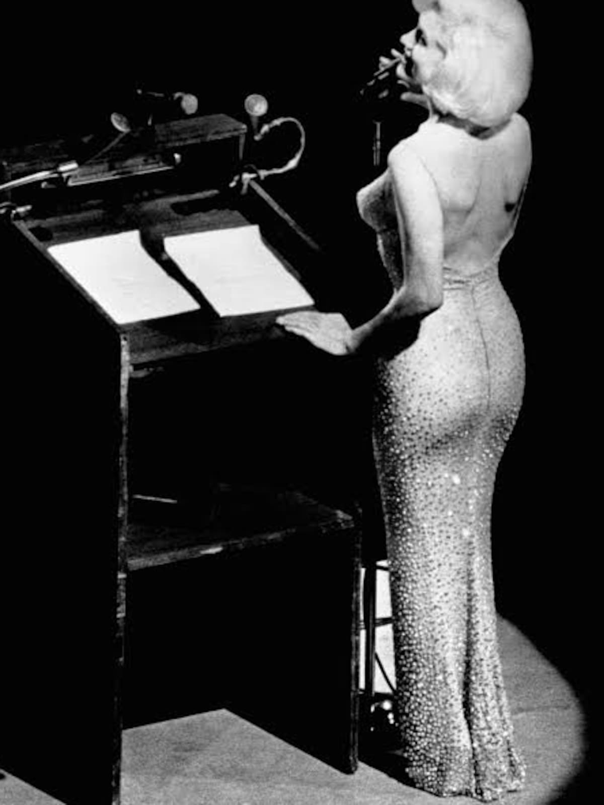 Bob Mackie construyó una carrera de más de seis décadas vistiendo a grandes estrellas y convirtiendo sus diseños en parte del espectáculo. Foto: Agencias.
