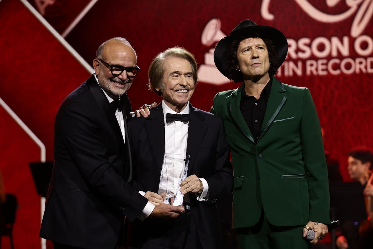 Enrique Bunbury le entregó el reconocimiento a Raphael | Cuenta de X: @LatinGRAMMYs