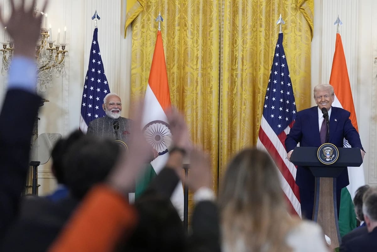 ARCHIVO. Los periodistas levantan la mano para hacer preguntas durante una conferencia de prensa con el presidente Donald Trump y el primer ministro de la India, Narendra Modi, en la Sala Este de la Casa Blanca, el jueves 13 de febrero de 2025, en Washington. | Crédito: AP/Alex Brandon