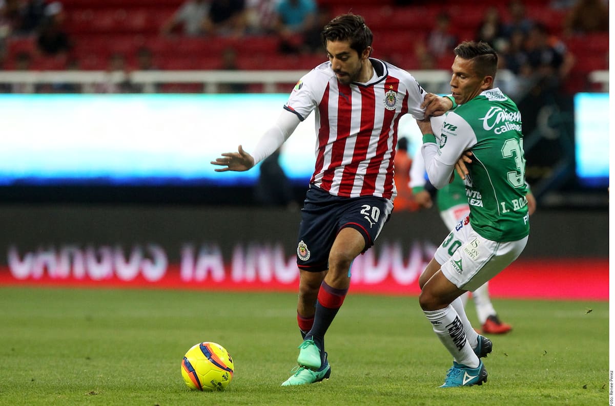 Rodolfo Pizarro con Chivas en 2018 en partido contra el León. (Foto: Archivo GH)