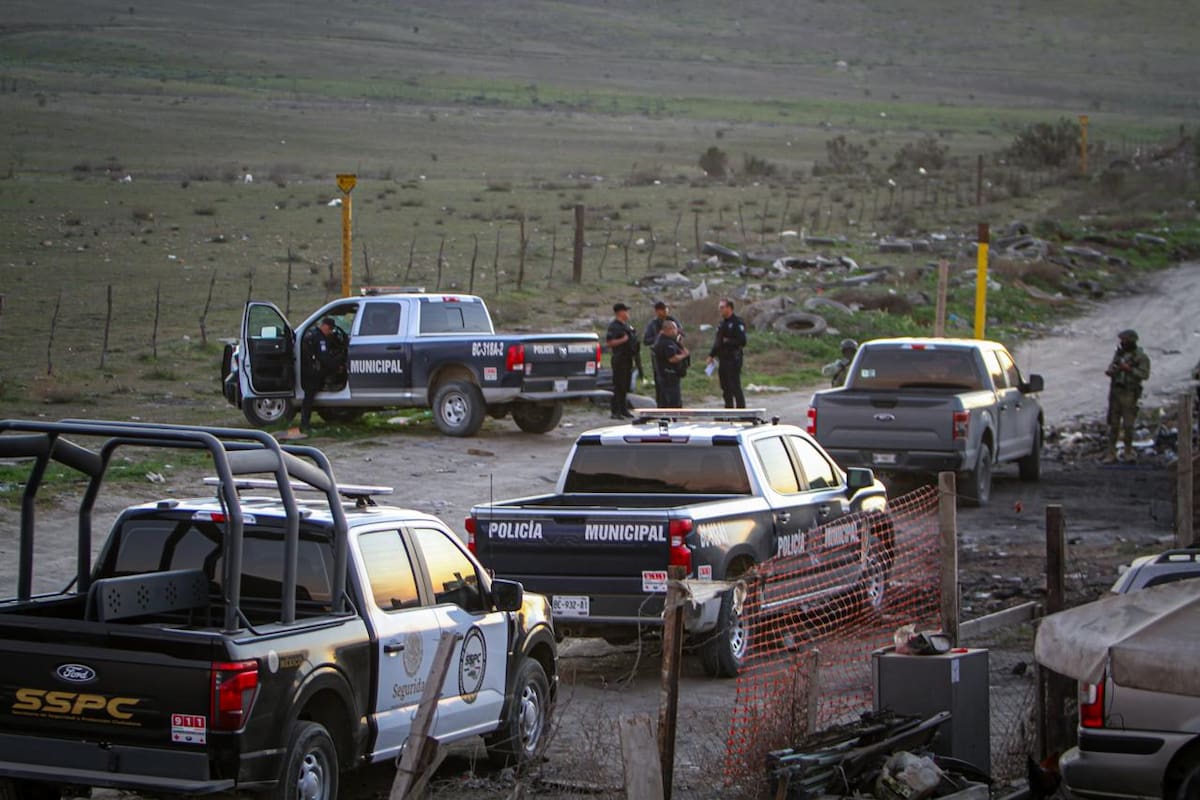 Un ataque armado registrado en un yonke del fraccionamiento Urbi 1 dejó un vehículo incendiado y dos hombres lesionados por disparos de arma de fuego. Foto: Border Zoom