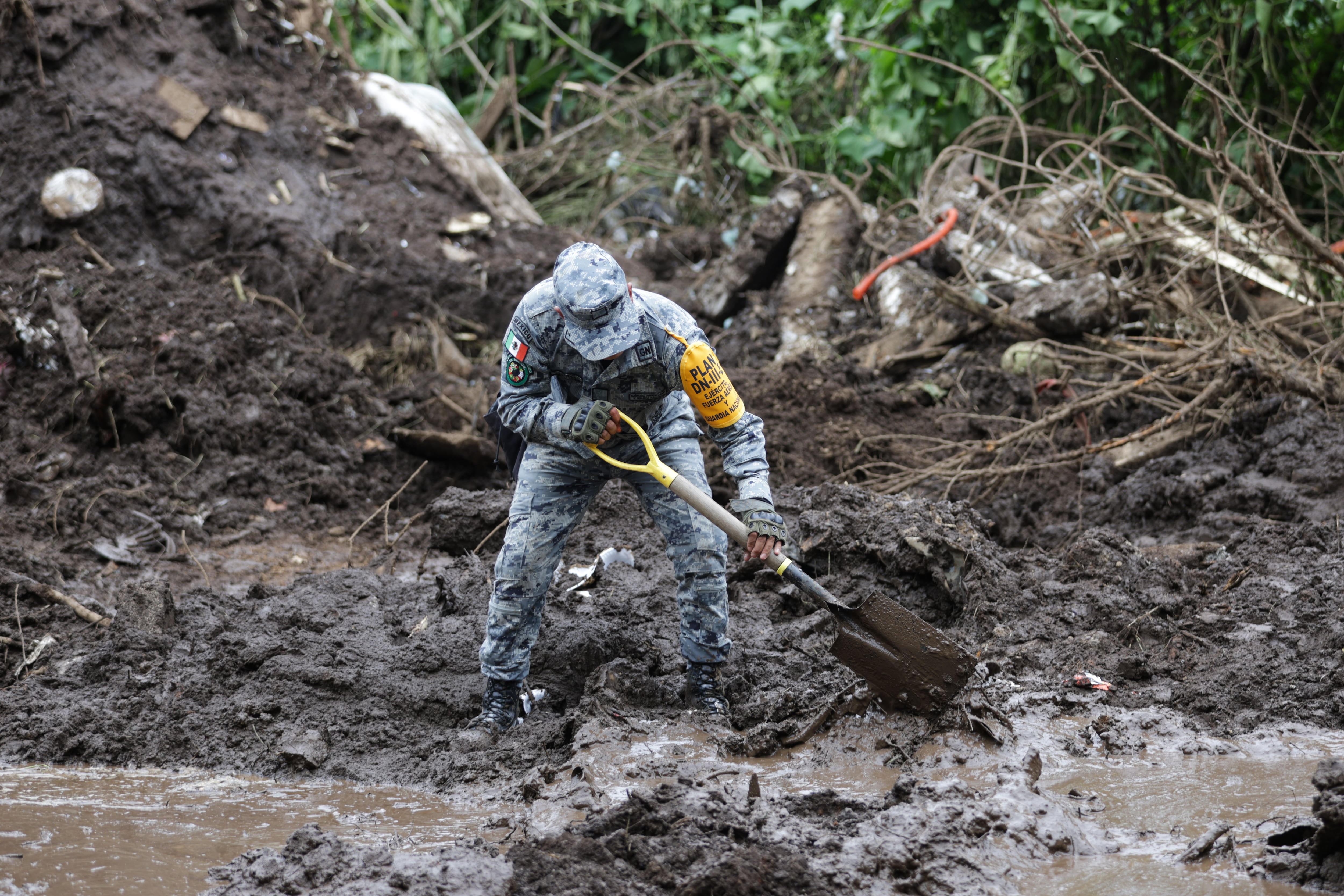 (251013) PUEBLA, 13 octubre, 2025 (Xinhua) Un elemento de la Guardia Nacional realiza trabajos de búsqueda en una zona de un deslizamiento de tierra causado por las lluvias, en Huauchinango, en el estado de Puebla, México, el 13 de octubre de 2025. A 64 aumentó el número de personas fallecidas en México por las lluvias e inundaciones registradas entre el 6 y el 9 de octubre pasado en los estados de Veracruz, Puebla, Hidalgo y San Luis Potosí, consideradas las más intensas del año en esa región del país, informaron el lunes las autoridades. (Xinhua/Francisco Cañedo) (fc) (oa) (ah) (vf)