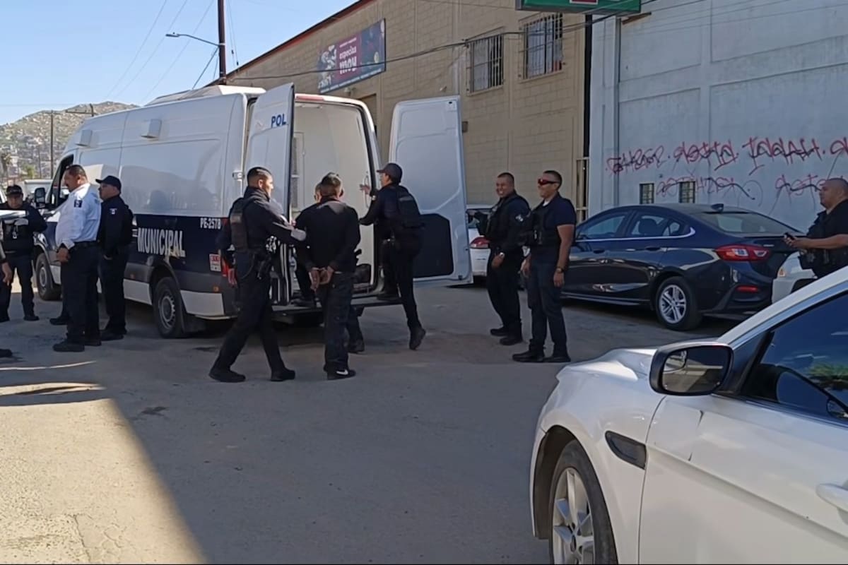 Detienen a chofer de microbús en Ensenada tras agredir con navaja a un pasajero