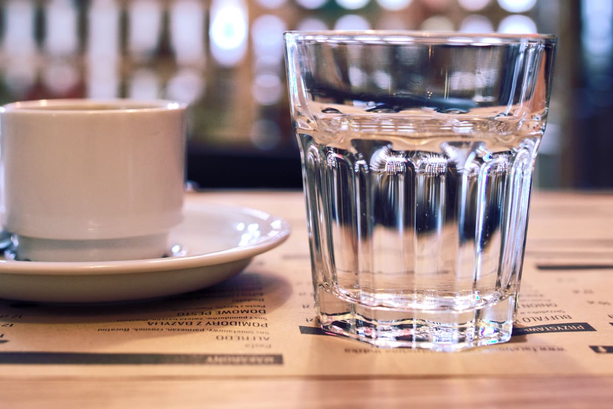 ¿Por qué te sirven agua con el café? La tradición detrás de este pequeño gran gesto
