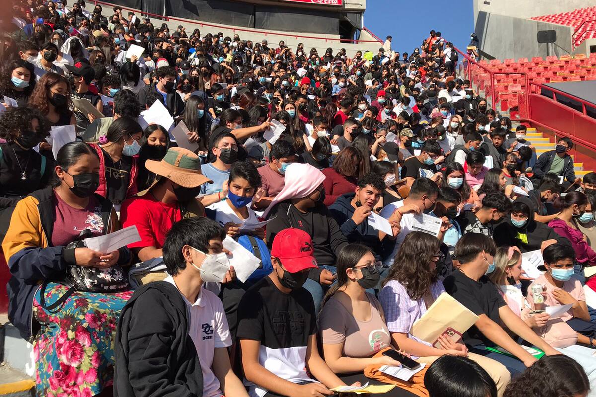Esperan más de 4 horas por vacuna Covid en Tijuana