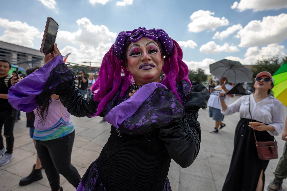 Colectivos LGBTQ+ protestan por prohibición de shows de drag queens en Nuevo León