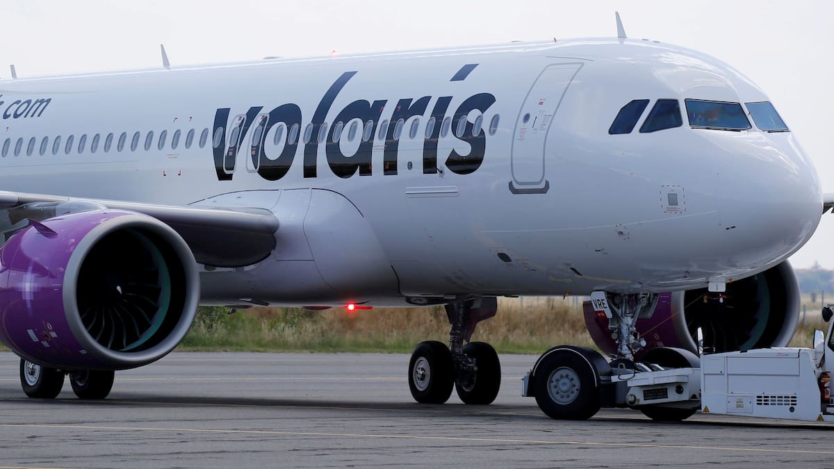 Una mujer de 70 años falleció por presuntas causas naturales durante un vuelo de la empresa Volaris que cubría la ruta Chicago-Michoacán; la nave aterrizó de emergencia en Monterrey