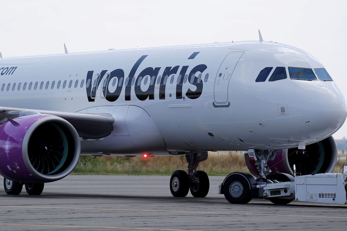 Una mujer de 70 años falleció por presuntas causas naturales durante un vuelo de la empresa Volaris que cubría la ruta Chicago-Michoacán; la nave aterrizó de emergencia en Monterrey