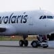 Una mujer de 70 años falleció por presuntas causas naturales durante un vuelo de la empresa Volaris que cubría la ruta Chicago-Michoacán; la nave aterrizó de emergencia en Monterrey