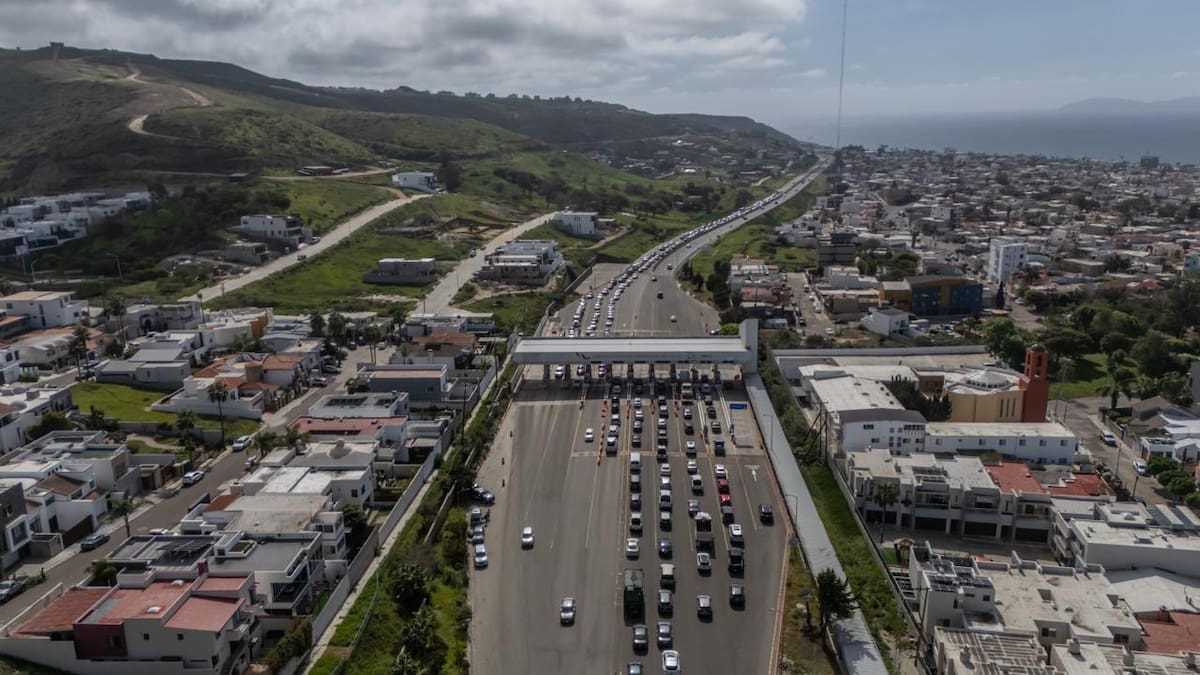 La alta afluencia vehicular hacia la zona costa provocó tráfico intenso la tarde de este sábado sobre la carretera escénica Tijuana-Ensenada, donde se observan largas filas de automóviles con dirección a Playas de Rosarito. Foto: BorderZoom