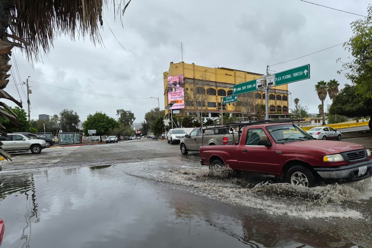 Encharcamientos complican el acceso a la garita de San Ysidro y la línea Sentri en Tijuana