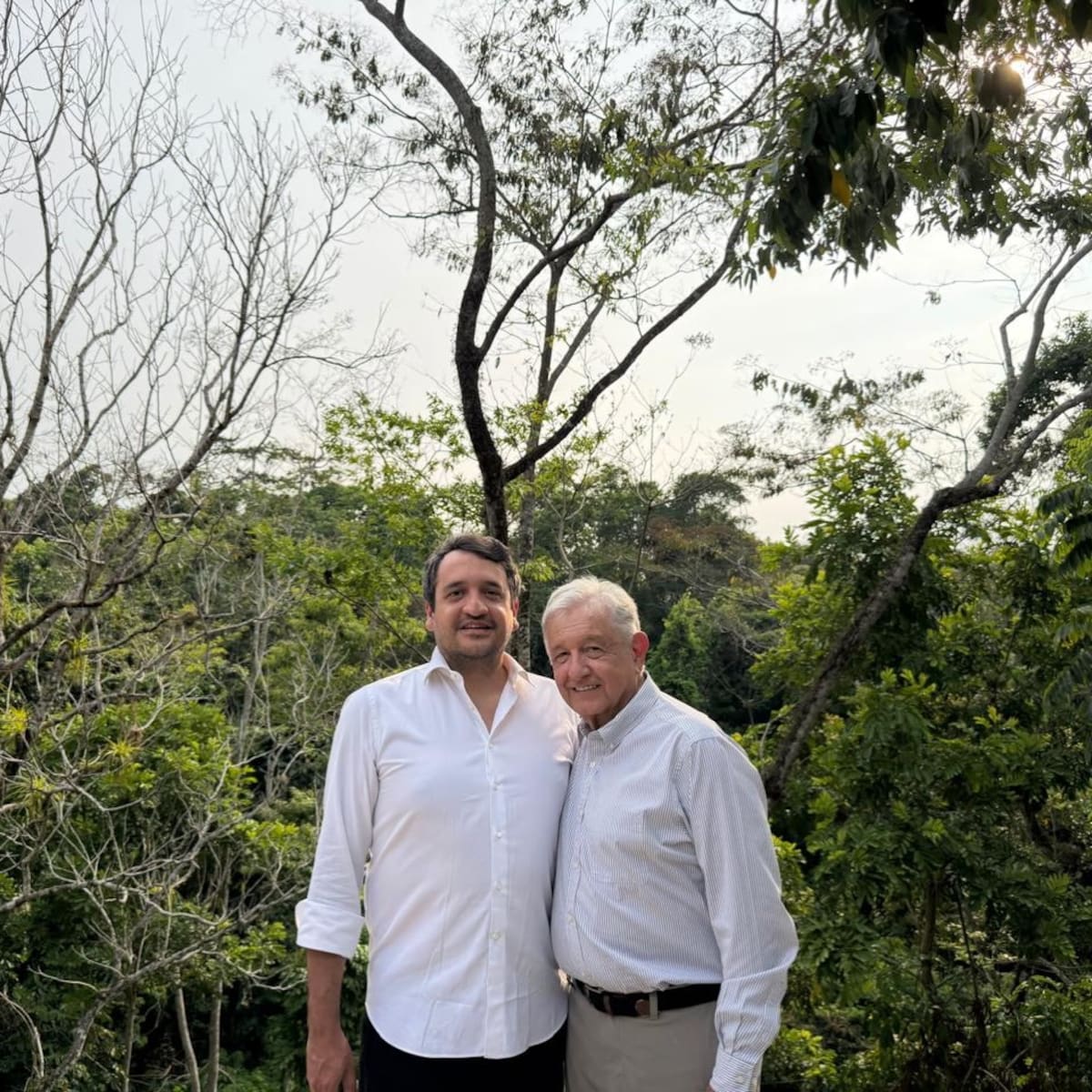 Andrés Manuel López Beltrán junto a su padre Andrés Manuel López Obrador, títulada "Soy hijo de quienes aman y lucharon por el pueblo.". | Foto: Facebook.