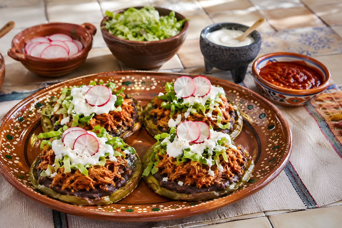 Sopes de nopal con cerdo al chipotle