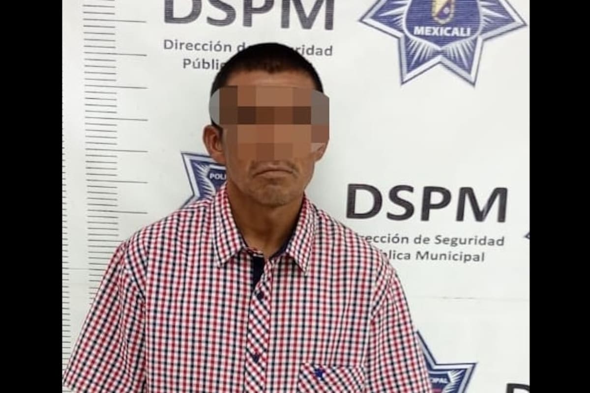 Lo detienen por orinar en la vía pública y resulta con orden de aprehensión por robo