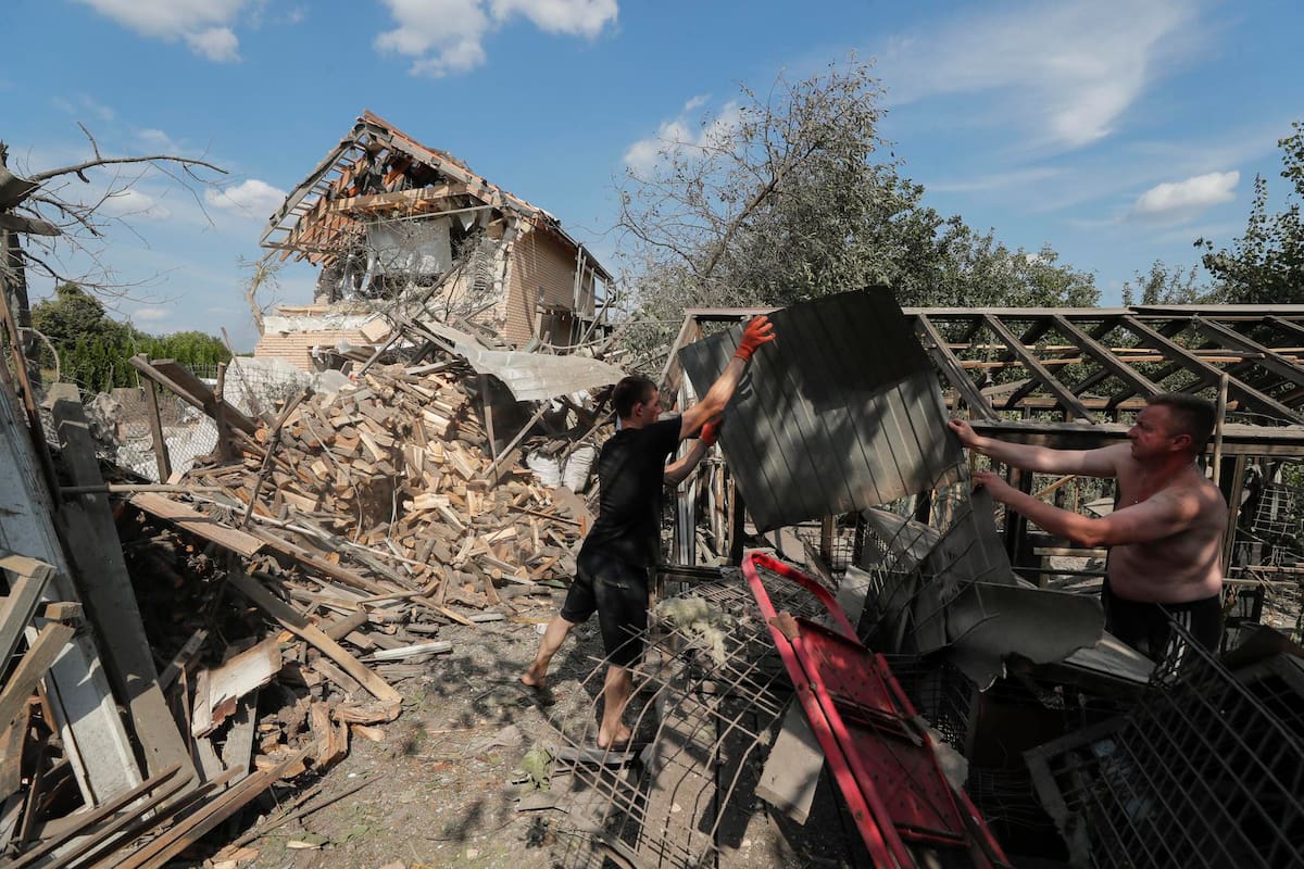Imagen de archivo de un hombre que retira escombres tras un ataque ruso. EFE/EPA/Sergey Dolzhenko